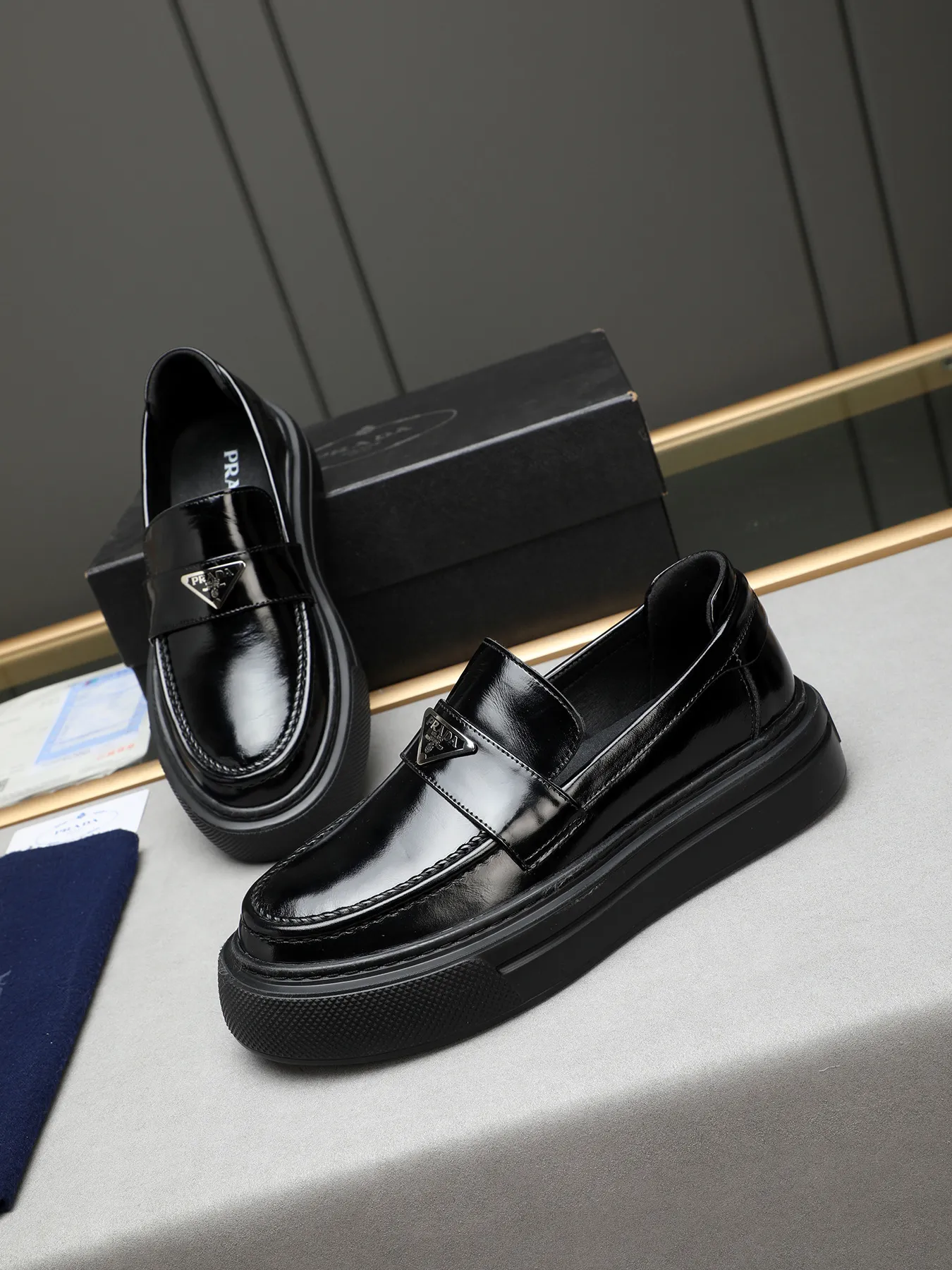 Men's Men's Shoes 💰500 Prada/Prada Men's new casual shoes, this upper is made of imported calfskin + sheep lining! The outsole is made of non-slip foam outsole, which feels good on your feet and is a fashionable and stylish item!  Size: 38-44 (45 customized)